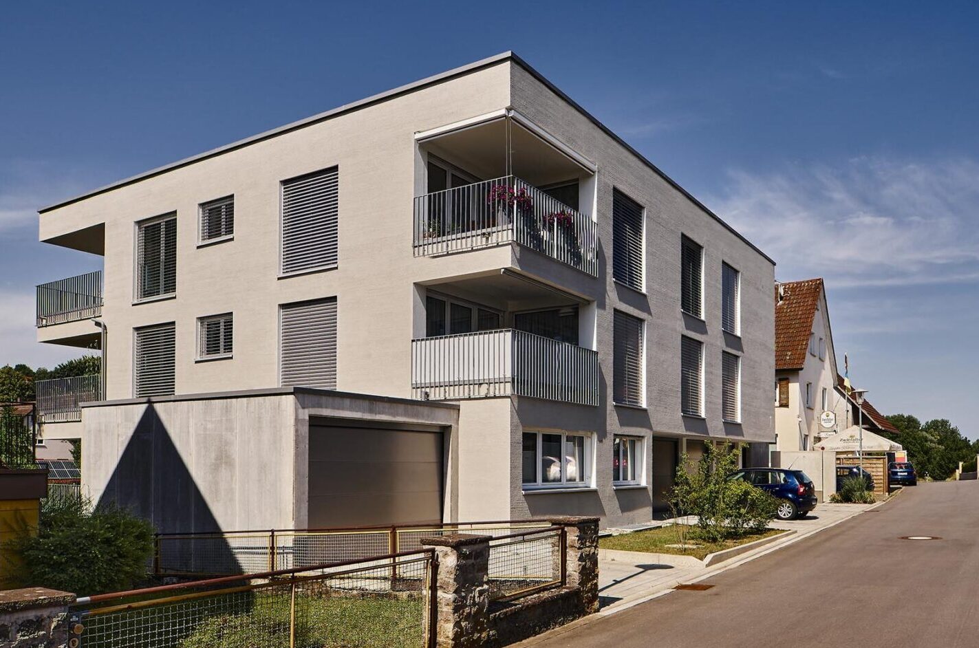 Neubau modernes Mehrfamilienhaus mit Balkonen