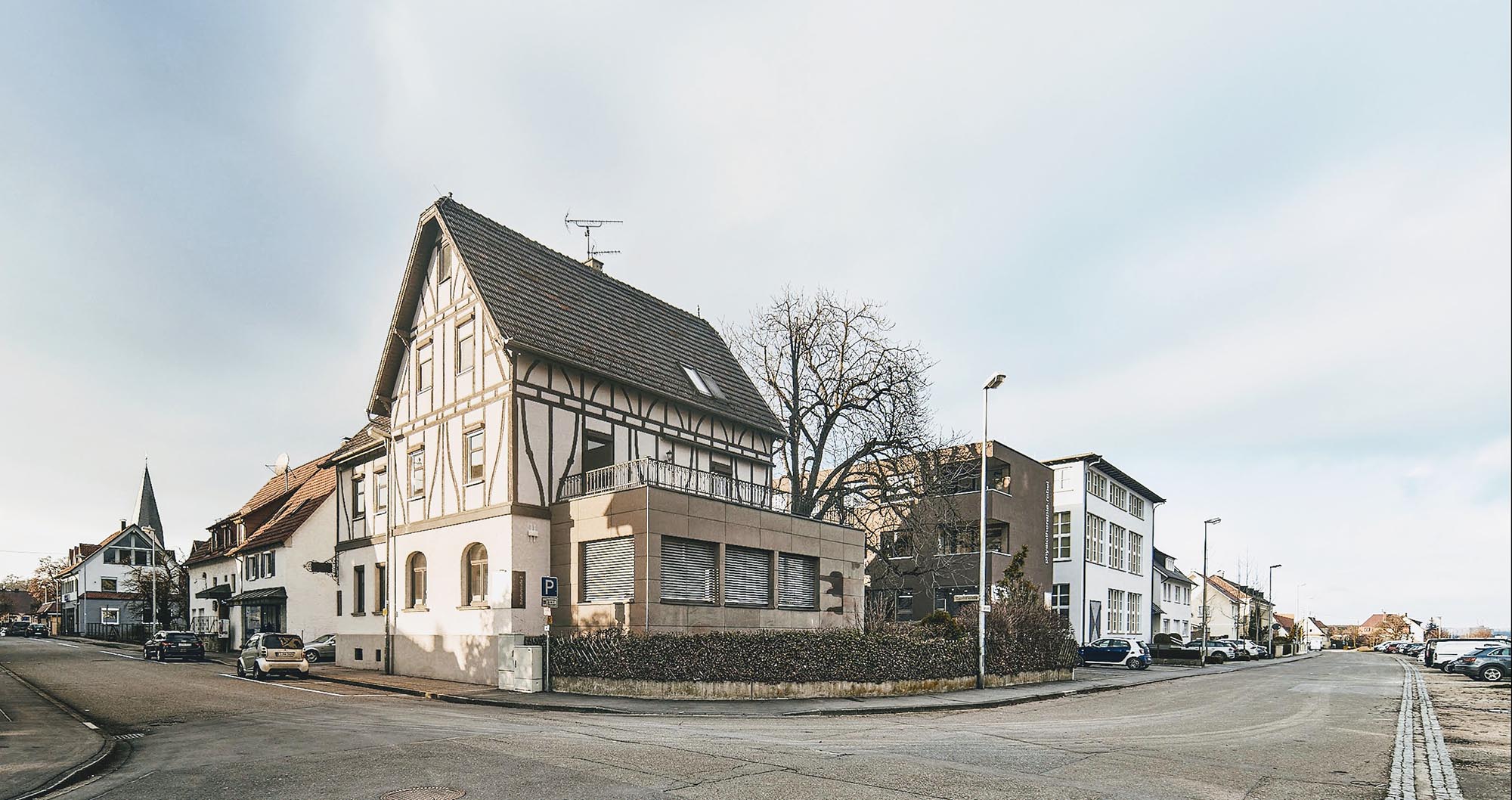 Renoviertes Fachwerkgebäude von 1911, ehemalige Bahnhofsrestauration, in dem sich das Architekturbüro befindet