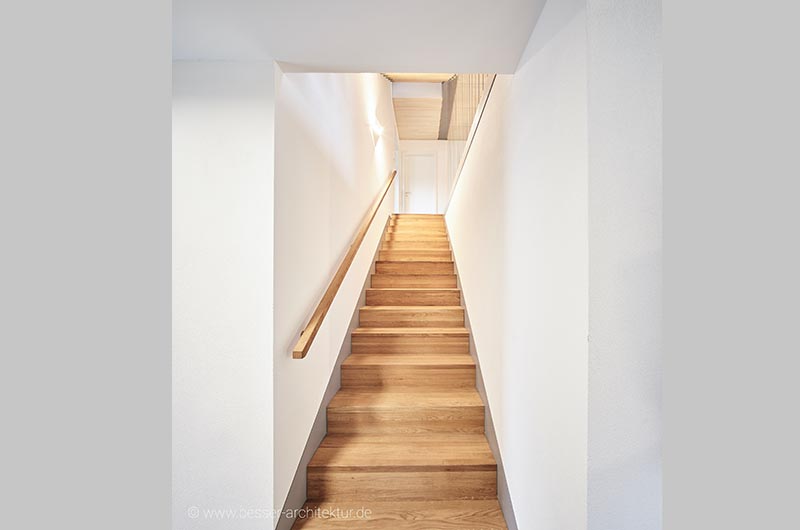 Schöne Holztreppe im Einfamilienhaus, Holz-Hybrid-Haus