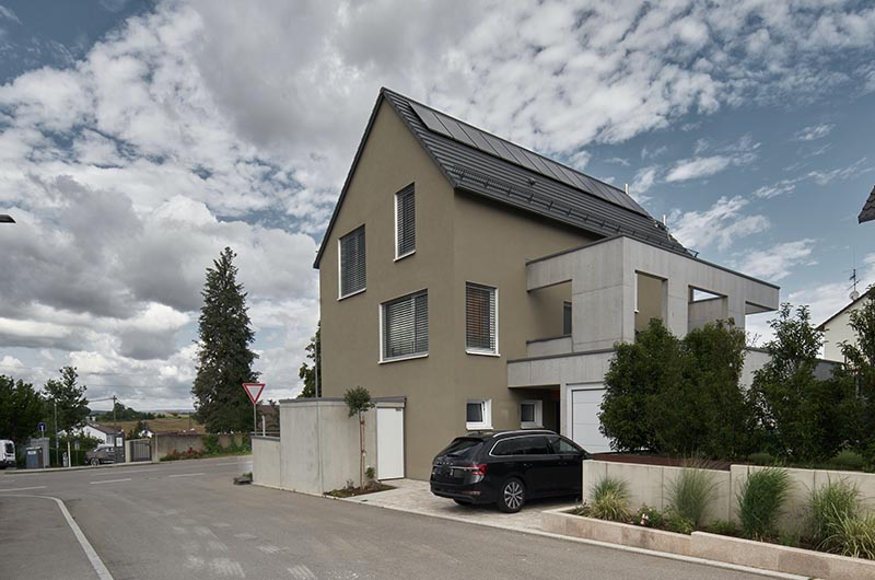 Neubau Einfamilienhaus in Nürtingen mit versetzten Fenstern und grau verputzter Fassaden