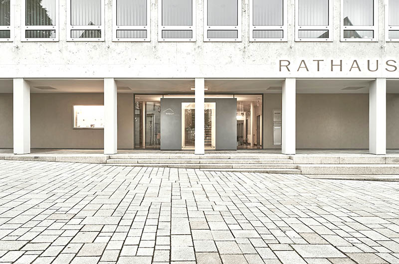 Neuer gestalteter Eingangsbereich des Rathauses Dettingen