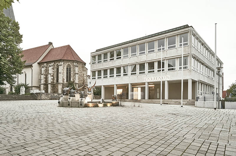 Das neugestaltete Rathaus Dettingen unter Teck nach dem Umbau mit Flachdach und Steinfassade