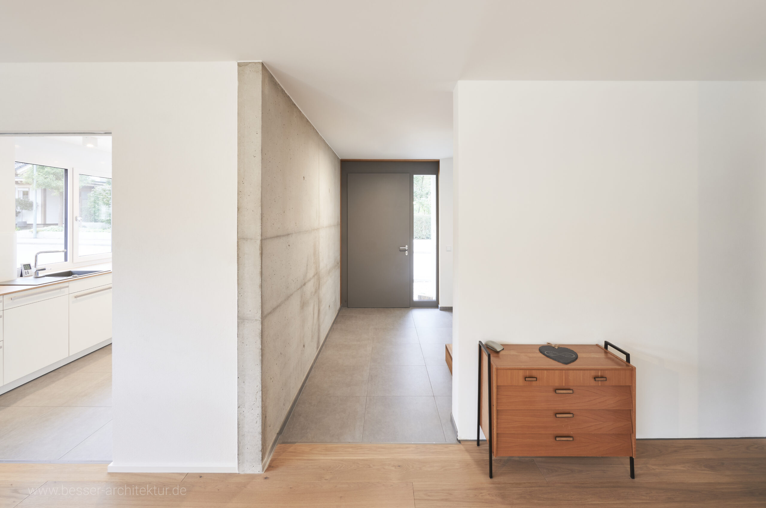 Schöne Holztreppe im Einfamilienhaus, Holz-Hybrid-Haus