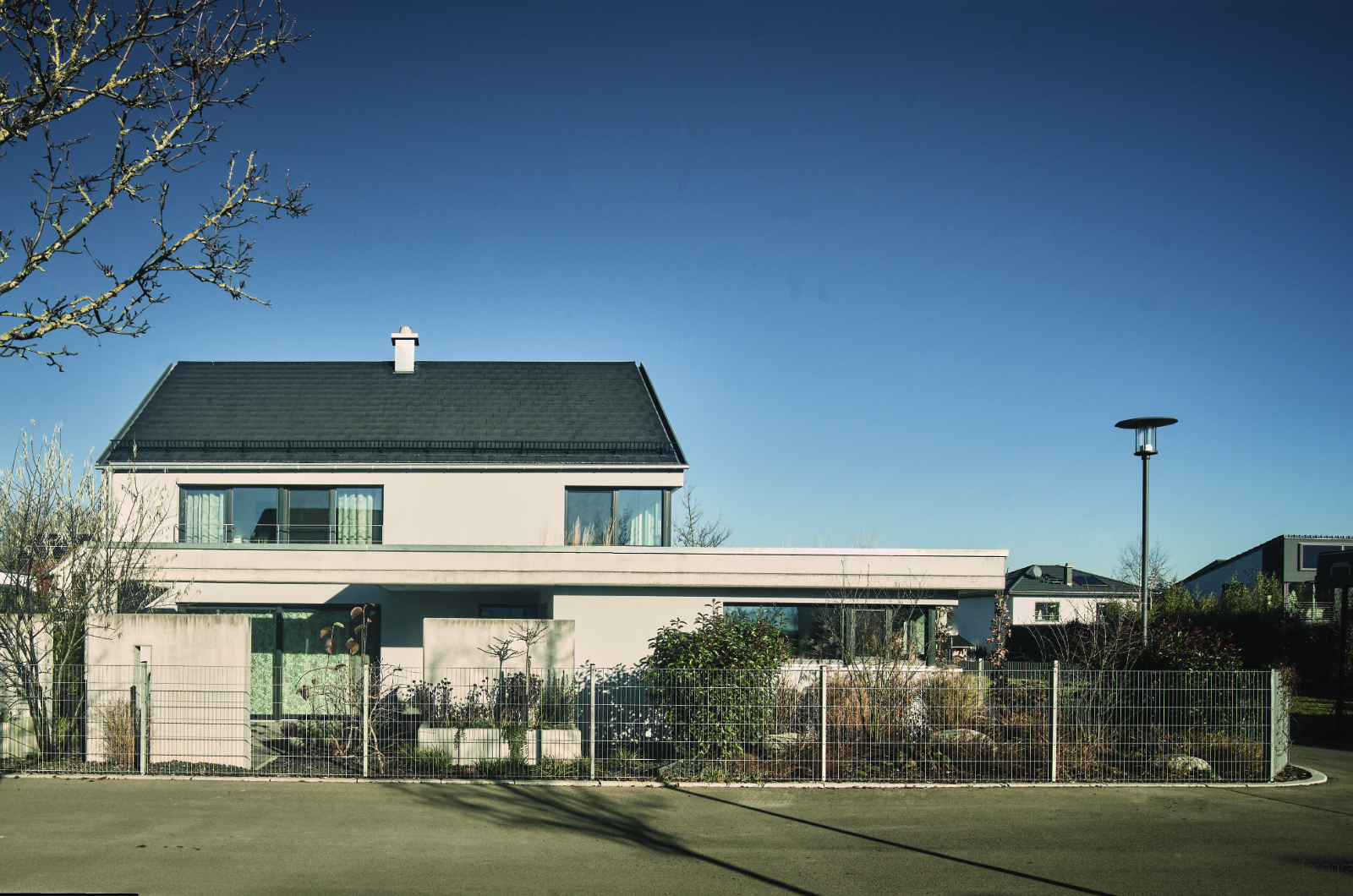 Modernes Einfamilienhaus mit Satteldach in schlichter Bauform